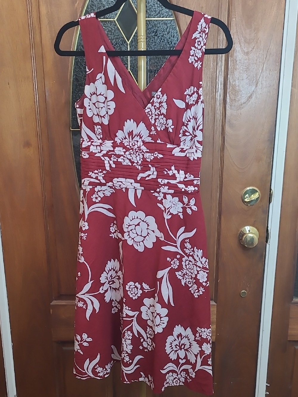 Ann Taylor Factory Burgundy & White Floral V-neck Dress with Pleated Waist size4